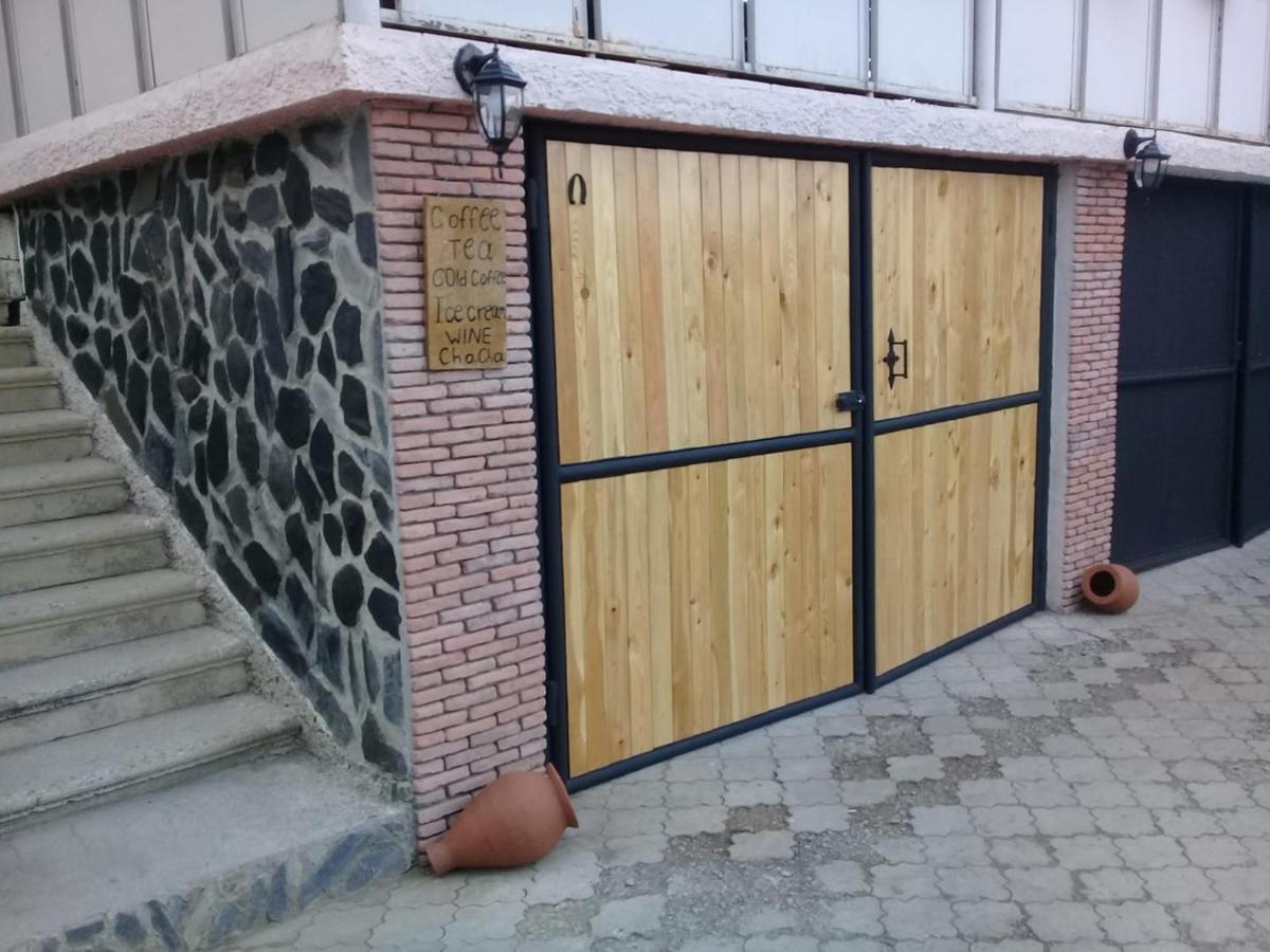 Guesthouse Giorgi Telavi Exterior photo